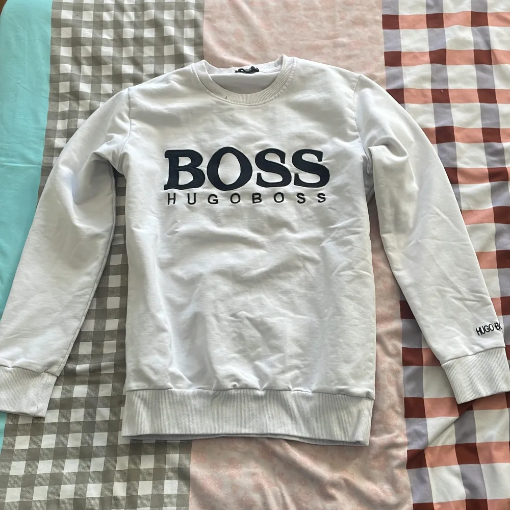 Vit Hugo boss tröja, oanvänd . Hoodies.