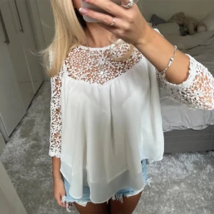 Vit blus - Säljer denna vita blus med fina broderier på ärmarna. Har du någon fråga är det bara att höra av dig🫶🏻