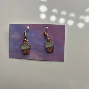 Muffins örhänge - Hemgjorda guldiga muffins örhänge💕🧁 ej använda (JAG BETALAR FRAKT💕💕💕)