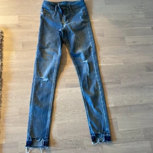 Gina tricot jeans - Slimfit storlek xs Aldrig använda så det är nyskick.