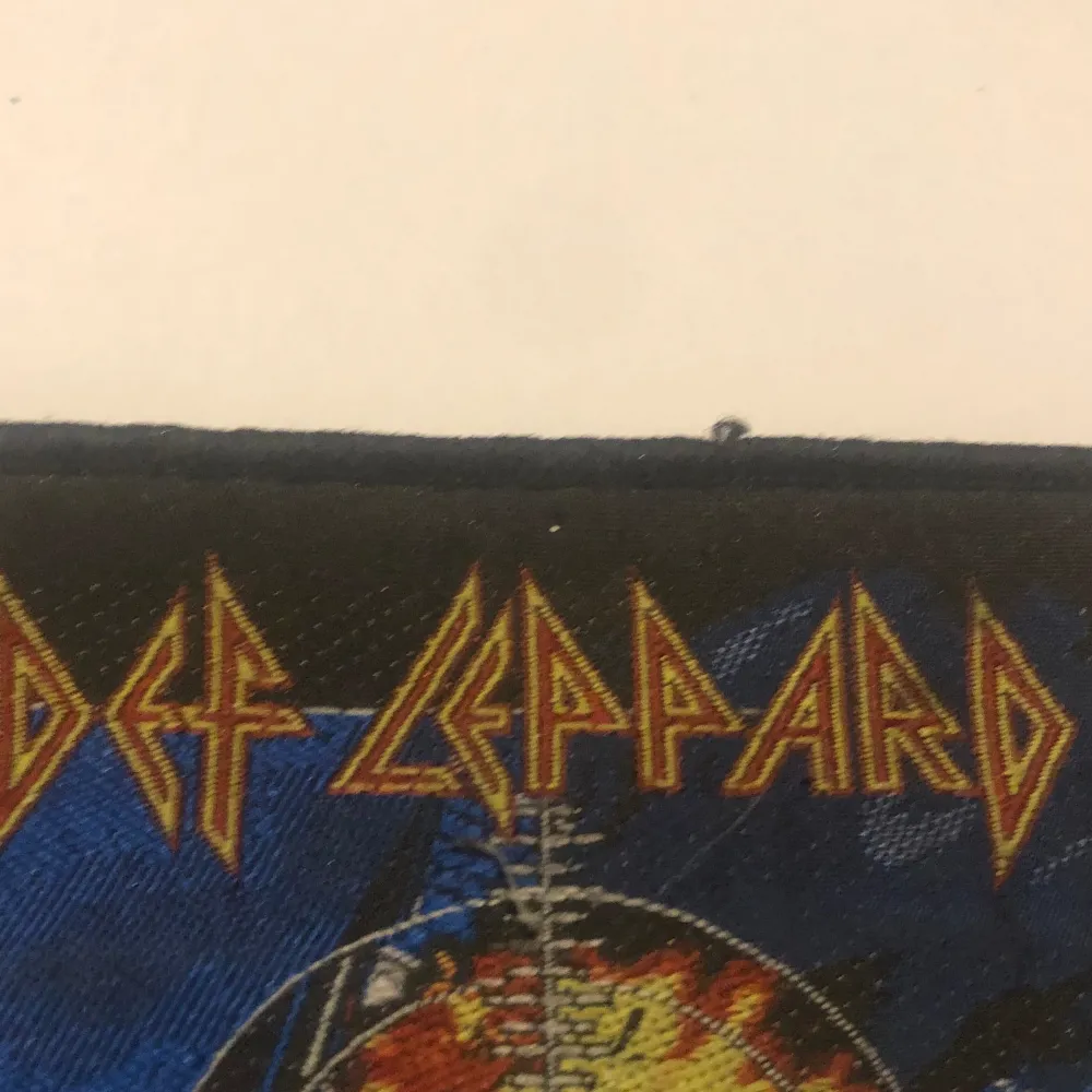 Def leppard patch, inga defekter förutom ett litet hål längst upp men det syns knappt! . Övrigt.