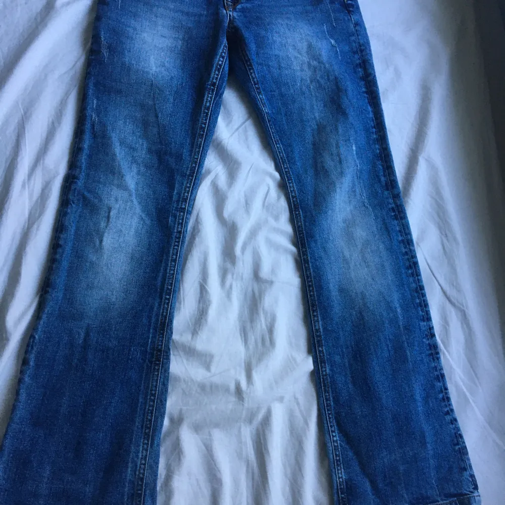 Lpgmidjade jeans från peakperformance med liten bootcut. Storlek 29/32, passar mig som oftast har xs-s. Säljer då de inte är så utsvängda som jag hade velat. Färgen visas bäst på de två första bilderna. Farkut & Housut.