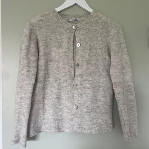 grå kofta  - grå kofta från design by si. Använd men fortfarande i bra skick, storlek s-m💖