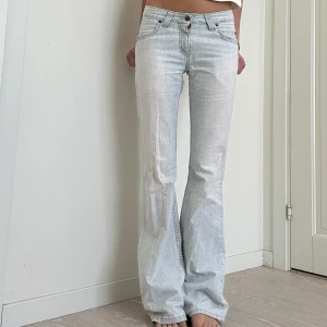 Lågmidjade bootcut jeans  - Så sjukt snygga lågmidjade bootcut jeans från Lee, midjemått 37 rakt över, innerbenslängd 85