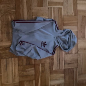 Adidas zip up - Snygg adidas zip up som tyvärr inte kommer till användning💋grå med röda ränder, bra skick 