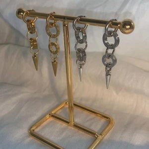 Örhängen  - Jättefina egen gjorda örhängen.  Köp för 99kr/st  Eller  185kr/par  Modell 099