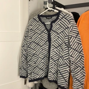 En kofta med coolt mönster på - Säljer en kofta/tjocktröja med ett coolt mönster på. Materialet är ganska tunt men mjukt. Aldrig använd🩷