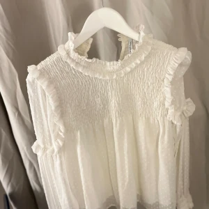 Vit blus - Säljer denna jätte fina och gulliga blusen som tyvärr inte kommer till användning. Den är i storlek M, men passar även mig med storlek S, sitter bra även för folk med XS beroende på hur man vill att den ska sitta.  Tveka inte för att ställa frågor💖