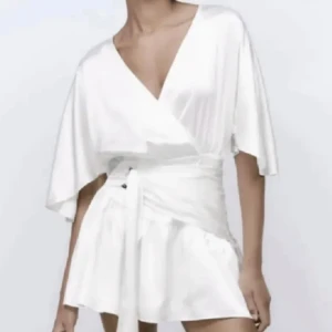 Zara klänning - Intressekoll på denna supersnygga Zara klänningen!! Den har shorts i sig. Säljer då den är lite kort på mig, eftertraktad!!❤️skicka gärna bud