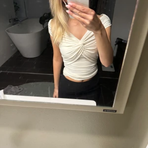 topp bikbok - jättesöt topp ifrån bikbok som inte kommer till användning längre💕 storlek xs