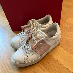 Valentino skor  - Liten defekt längst fram men inget man tänker på, de syns på bilderna! De är i bra skick och allt og medföljer! 