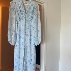 Klänning - Somrig klänning🌸  Endast använd en gång 💓💓