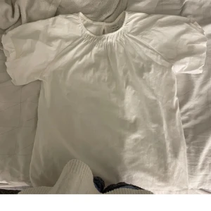 Zara Topp - Jättefin topp från Zara i strl 164 / xs. Sitter jättefint på med små puff ärmar och fint vid bröstet 💞 använd 1 gång 