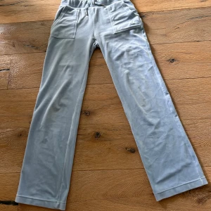 Juicy Couture Byxor - Juicy Couture byxor i nyskick. Säljer då de aldrig kommer till användning.
