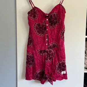 Jumpsuit siden oddmolly - Otroligt cool och snygg jumpsuit