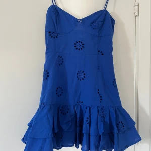 Zara klänning  - Säljer denna klänning från zara i st Xs men passar mig som har S🤗💕