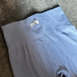 Björn Borg tights  - Blå träningstights från Björn Borg, använda en gång. Säljer pga att de inte kommer till användning :) 