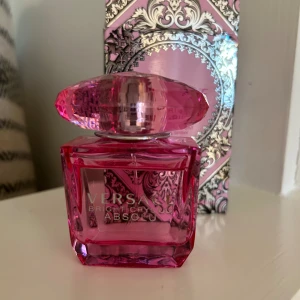 Versace Bright Crystal - Säljer denna jättefina och underbart doftande parfym från Versace. Säljes då jag inte använder parfym tillräckligt ofta, tänker att den kan få göra nytta för någon annan istället :)  Bright Crystal Absolu EdP 