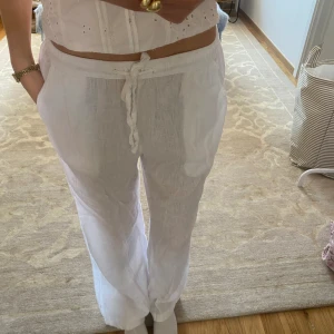 Linnebyxor  - Jättefina linnebyxor som tyvärr inte kommer till användning då dom är för stora för mig💓Storlek S. Innerbens längd: 75. Köparen står för frakt. 
