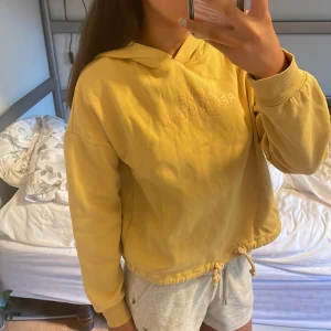 Gul hoodie - Har lite fläckar, blåbärs fläcken syns mest. Alla andra fläckar syns knappt Inga hål! Skriv vid funderingar!