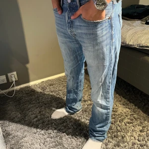 Levis 501 - Säljer ett par Levis jeans. Jeansen är slitna vid byx kanten vid skorna. Annars rätt fina. Jeansen är aningen tajtare en andra 501.   Nypris 1099, pris kan diskuteras!