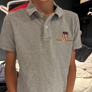 Gant piké  - En fin piké nu till sommaren eller till vardagen överlag. Varan är i ett fint skick och har inga defekter. Om mer bilder önskas så är det bara att skriva.