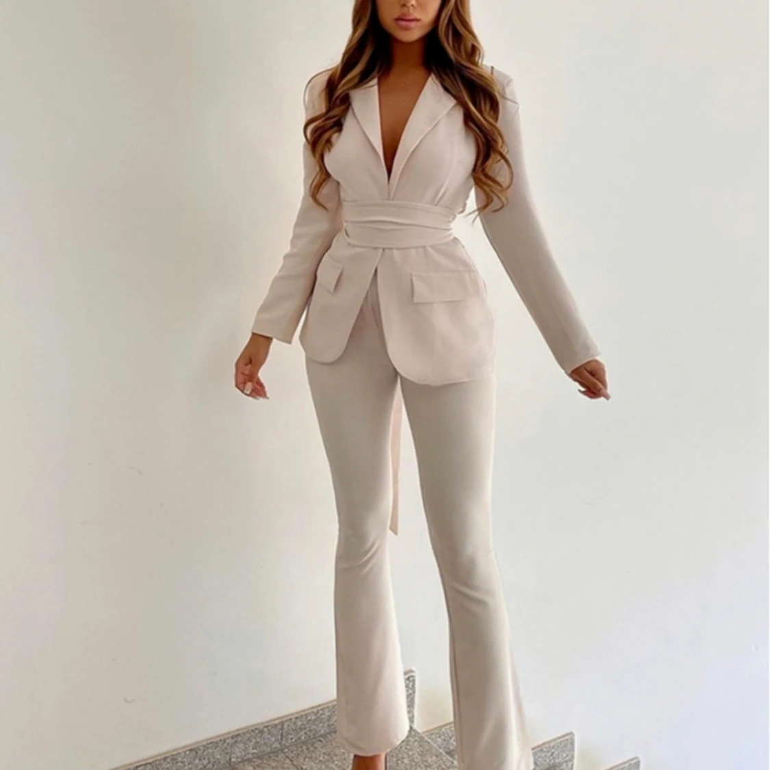 Kostym med utsvängda byxor och bälte