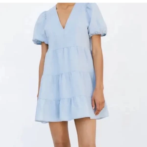 Ljusblå klänning från zara - Jättefin ljusblå klänning från Zara! I fint skick💗