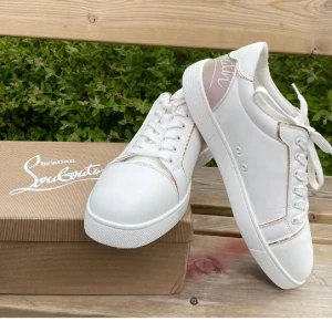 christian louboutin skor - Fick skorna i födelsedagspresent då de inte riktigt passar mig där den va för stor och den kommer inte till användning, använt 2-3 gånger inte alls sletna eller liknande.