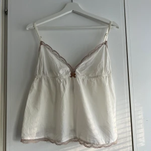 Odd molly linne  - Supergulligt linne från Odd Molly. Storlek 1 (motsvarande S) men den är större än mina andra Odd molly linnen i storlek 1, skulle säga att den sitter mer som en 2. Använd ett fåtal gånger, men fortfarande i toppenskick! :)