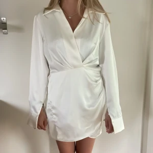 Vit satinklänning från Zara - Säljer en superfin svart satinklänning från Zara som inte finns att köpa längre, använd få gånger💕storlek M