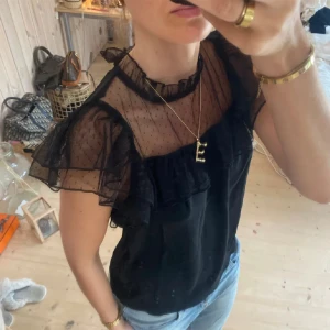 Svart blus - Säljer denna skit snygga blusen!!💖💖