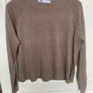 Zara tröja - En jättefin glittrig guld tröja. Passar perfekt till skolstarten i höst 🍂💕! Inga defekter, använd 1 gång💕🙏 