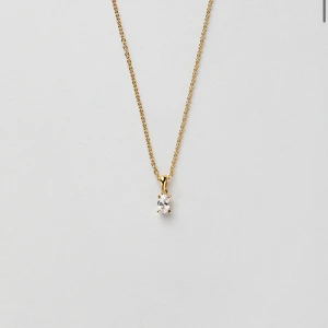 guld halsband  - Säljer mitt fina halsband som jag köpte från Safira✨använt en gång på min student, som ny! 