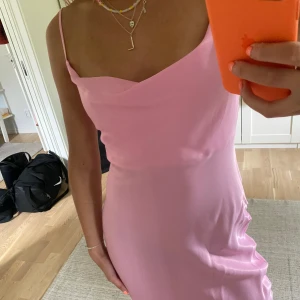 Rosa klänning - Helt oanvänd klänning från bershka! Super fin
