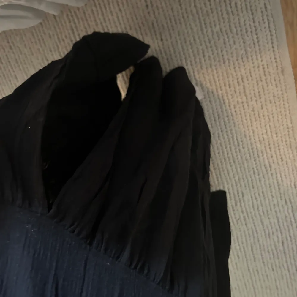 En skit snygg svart maxi kjol från bik bok i storlek xs kontakta fler frågor 💕köparen står för frakten 💕. Kjolar.