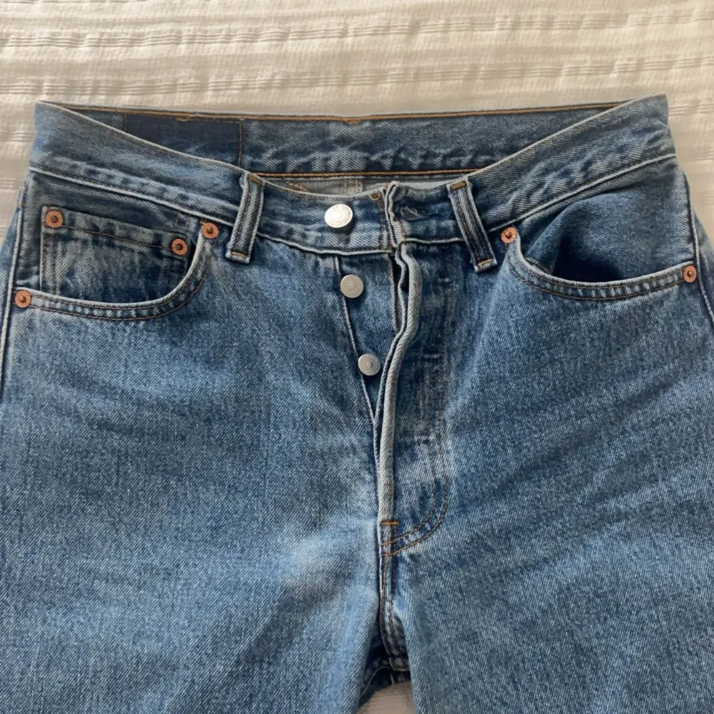 Straight leg levis jeans storlek 27/32. Low/mid rise. använt men fortfarande bra skick! 💛. Jeans & Byxor.