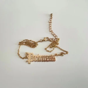 Halsband  - Guldhalsband från small business  Står ”princess”  Aldrig använd