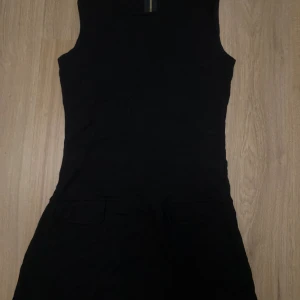 Svart fin klänning  - Fin svart klänning köpt i Finland. Använd några gånger. Men då den inte används säljs den nu. Väldigt skön och i bra skick. 