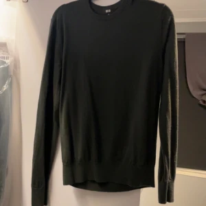 Merinoull tröja - Tja, säljer nu min merinoull tröja från uniqlo, anledningen till att jag säljer tröjan är för att den ej kommer till användning och ligger bara i garderoben och ruttnar, skick 9/10 knappast använd. Skriv om ni har fler frågor eller funderingar//Kevin