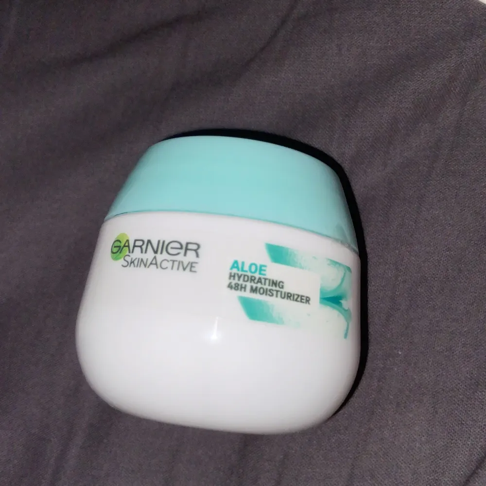 Jag säljer denna ansiktskräm från garnier med aloevera eftersom den inte kommer till användning,helt oanvänd. Kan även användas till andra delar av kroppen. 50ml. Skönhet.