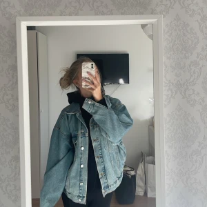 Jeans jacka - En super snygg jeans jacka från gina tricot perfekt till sommar kvällar✨ Endast använt fåtal gånger där av super fint skick!  Nypris: 600kr