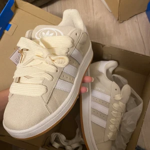 Adidas Campus 00s - Helt nya adidas campus. Kan skicka fler bilder i chatten. Säljer för jag köpte två olika storlekar