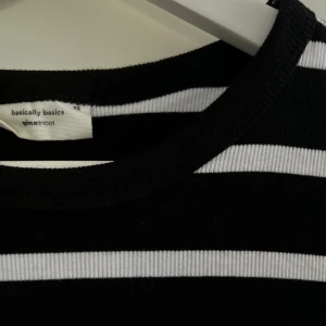 Långarmad Gina tricot tröja - Skit skön och snygg långarmad Gina tricot tröja! Sitter snyggt på och har inga defekter! Är en xs men sitter mer som en s!