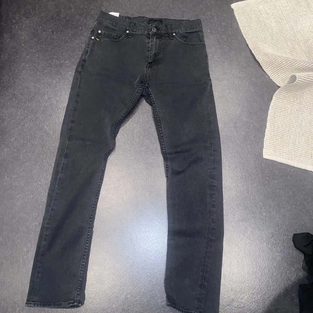 Slim jeans. Modellen heter pistolero  W29 L32  Dem är i nyskick 10/10 och har inte används så mycket. Dem är mörkgråa/svarta. Jeans & Byxor.