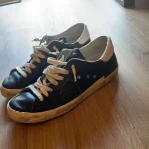 Philippe Model Skor - Hej Jag säljer nu mina Philippe Model skor, skicket är bra och har mycket kvar och ge. Tveka inte på att höra av er om ni har en fråga.  Mvh Erik