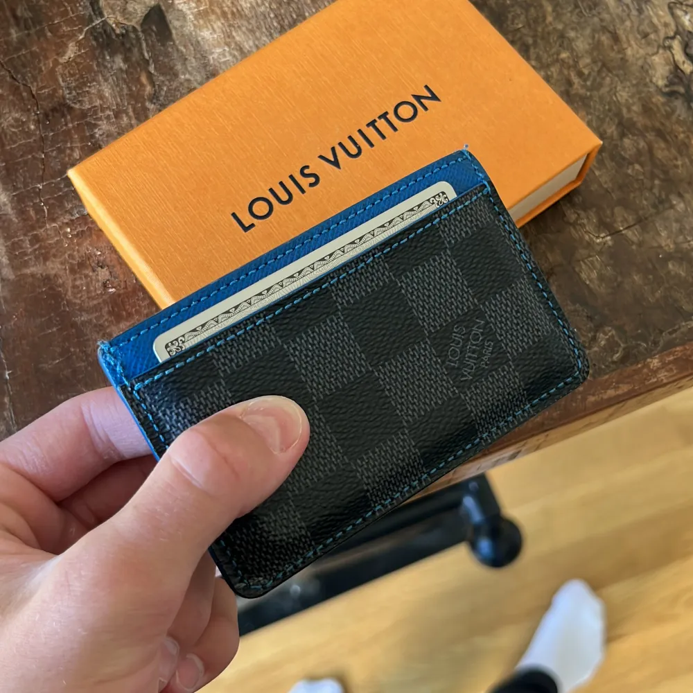 Riktigt schysst card holder från LV. I bra skick. Bara att höra av er vid flera frågor🙌 . Accessoarer.