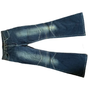 Jeans - Står L men skulle säga s-m då det är 38cm i midjan 