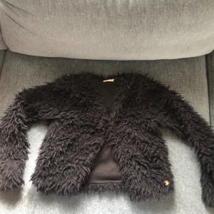 kofta - trendig lurvig kofta men knäppning och croppad som en bolero. 