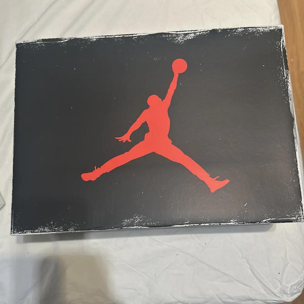 Säljer dessa air Jordan 3, aldrig använda , köpta på SNS 2023 releasen , köpta online så finns online kvitto,låda medföljer. Skor.